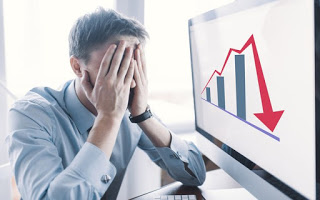 Saiba como reconhecer um negócio afundando e o que fazer para evitar falência