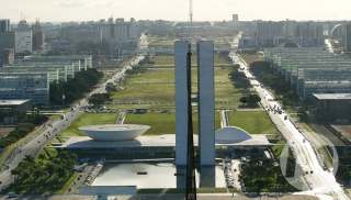 Devendo R$ 3 bilhões à União, parlamentares tentam alterar regras de Refis