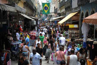Confiança do comércio volta a ficar positiva ao atingir 102,3 pontos