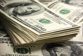Após bater R$ 3,20, dólar fecha em queda