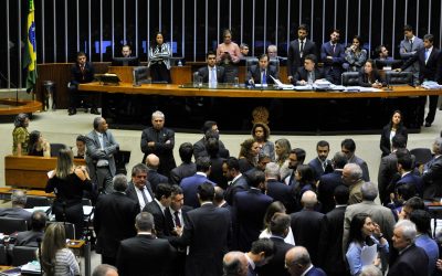 Câmara aprova regras para aplicativos de transporte; licença e placa vermelha não serão necessárias