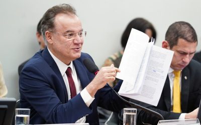 Relator faz ajustes no parecer da reforma da Previdência; votação é adiada