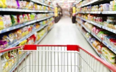 Intenção de consumo das famílias volta a cair em abril