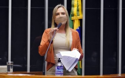 Deputados aprovam urgência para projeto de igualdade salarial entre homens e mulheres