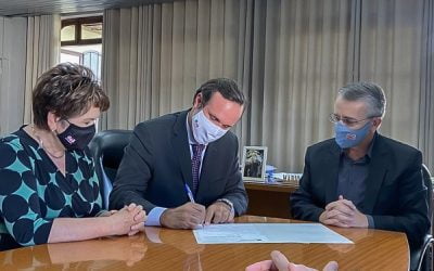 Com o presidente da OAB/SC, prefeito de Blumenau sanciona lei que torna delito funcional a violação de prerrogativas da advocacia