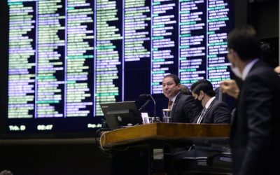 Câmara derruba veto a projeto sobre auxílio emergencial; falta análise do Senado