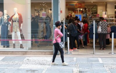 Comércio cresce 1,8% de março para abril, diz IBGE