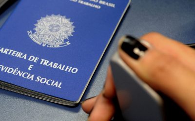 Esposa (o) do caseiro tem vínculo de emprego com o dona da fazenda?