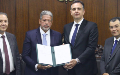 Lira entrega a Pacheco texto da reforma tributária aprovado na Câmara