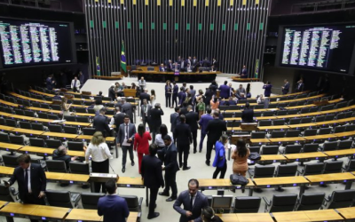 Câmara aprova projeto que viabiliza isenção do IR para quem ganha até dois salários mínimos