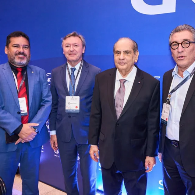 FENACON participa da reunião da Diretoria da CNCDurante a reunião da Diretoria da Confederação Nacional do Comércio de Bens, Serviços e Turismo (CNC), realizada nesta terça-feira (8), o presidente da FENACON, Daniel Coêlho, apresentou atualizações sobre mudanças na emissão do CNPJ e o andamento do projeto piloto do Sistema da Reforma Tributária. As medidas têm impacto direto na rotina dos empresários e foram discutidas com foco na simplificação e segurança jurídica para o setor produtivo.Outro ponto de destaque foi a análise do economista-chefe da CNC, Fábio Bentes, sobre o atual cenário do Imposto sobre Operações Financeiras (IOF). Ele mostrou que, segundo dados do Governo Federal, as alíquotas aplicadas a pessoas jurídicas são significativamente maiores que as cobradas de pessoas físicas, o que prejudica o ambiente de negócios.Em nossa BIO na categoria "GESTÃO" o link para ler esse conteúdo na íntegra.#ContNews #Contabilidade #gestão #fenacon #participa #reunião #diretoria #cnc